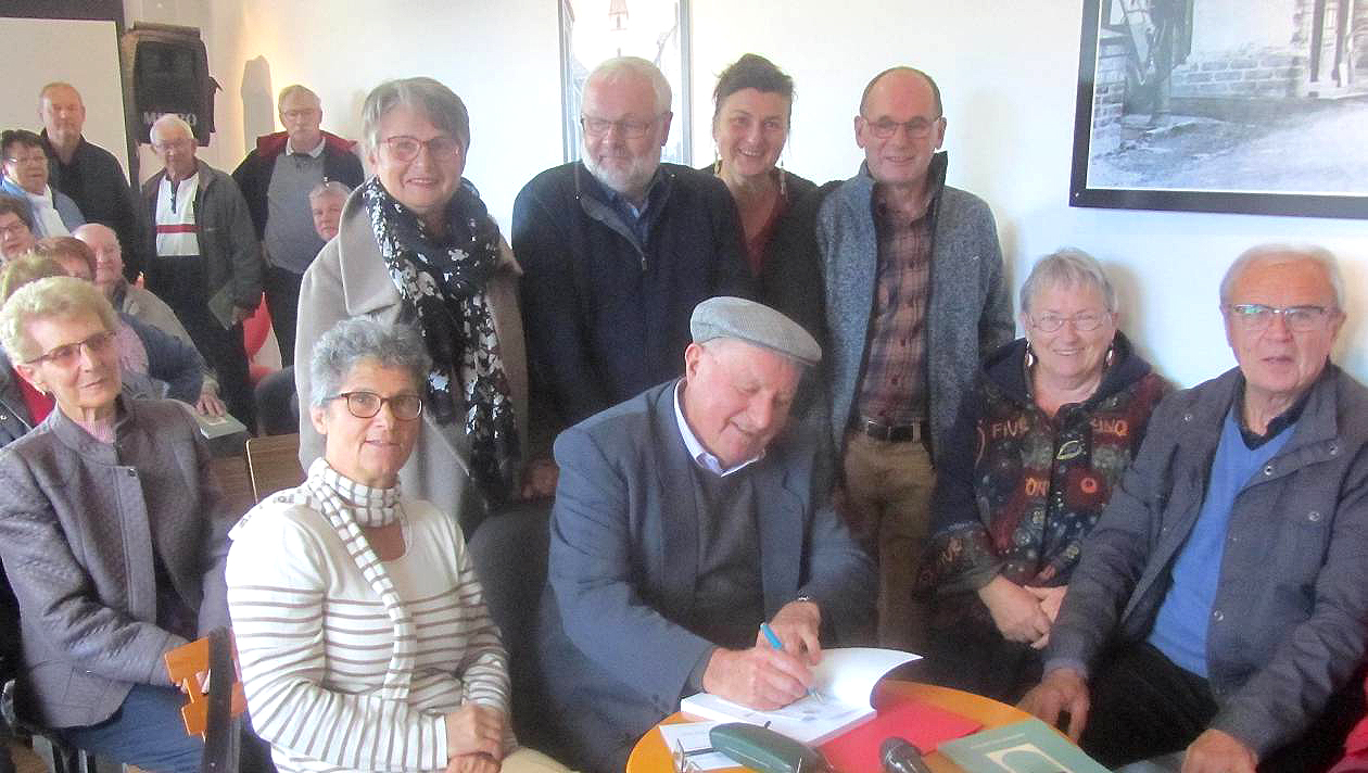 Albert Delamarre ancien maire de Pleumeleuc à dédicacé son livre à la médiathèque samedi 29-10-2018